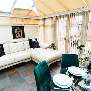 Turves Place, 3 Bedroom Property/near Mcr Airport Cheadle Hulme